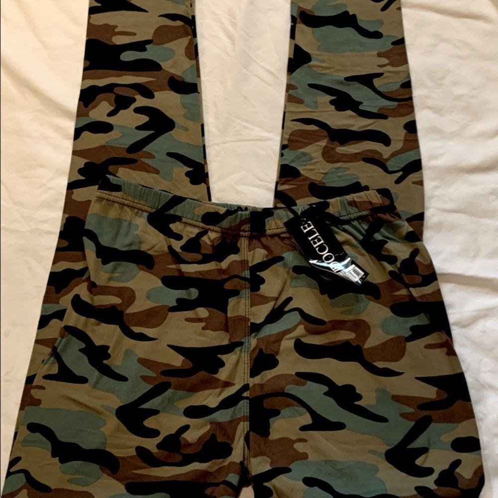 ❄️⛄️💲NWT Camouflage Leggings 